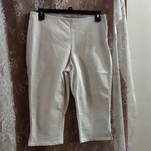 Liz‎ Claiborne, Women's size 12 white capris, side zip